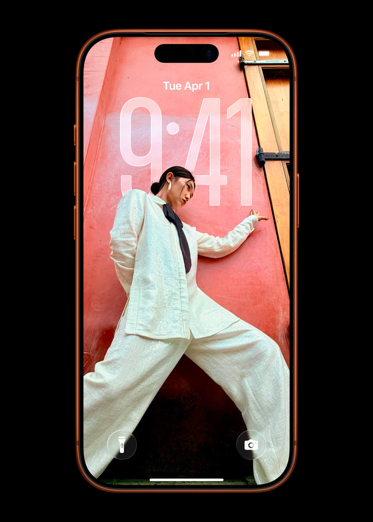 Apple-iPhone-17-Pro-iOS-26-Liquid-Glass-Lock-Screen-250909_inline.jpg.large_2x